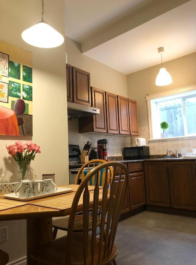 University Cabana Inn Виктория Экстерьер фото